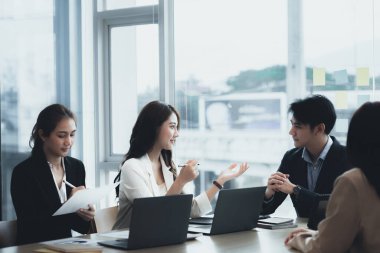 Toplantı odası atmosferi ve iş grupları daha karlı bir büyüme için iş operasyonlarını tartışıyor ve planlıyorlar. İş toplantısı ve şirket yönetimi kavramı.