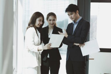Toplantı odası atmosferi ve iş grupları daha karlı bir büyüme için iş operasyonlarını tartışıyor ve planlıyorlar. İş toplantısı ve şirket yönetimi kavramı.