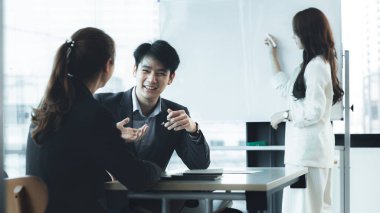 İnsanlar konferans odalarında, şirket pazarlama toplantılarında, beyin fırtınası toplantılarında, uygulama planlamada, yeni nesillerin yönetiminde sunum yapıyorlar. Girişim şirketi açma fikri.