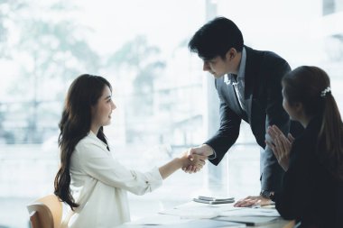 İş anlaşmaları ve tokalaşmalar, yeni şirket pazarlama takım toplantıları, uygulama planlaması için beyin fırtınası oturumları, yeni nesiller tarafından yönetilme. Yeni bir şirket kurma fikri.