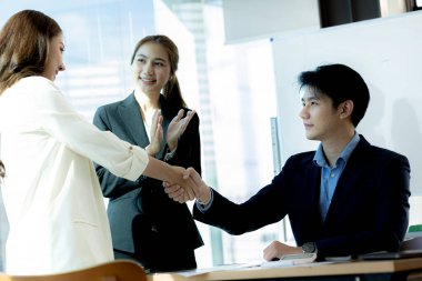 İş anlaşmaları ve tokalaşmalar, yeni şirket pazarlama takım toplantıları, uygulama planlaması için beyin fırtınası oturumları, yeni nesiller tarafından yönetilme. Yeni bir şirket kurma fikri.