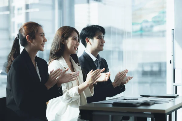 Uomini Donne Affari Che Applaudono Nella Sala Conferenze Personale Addetto — Foto Stock