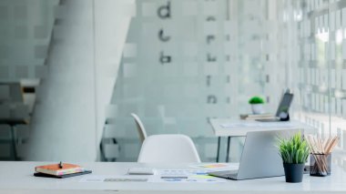 Girişim masaları, boş ofisler, pazarlama personelinin ofislerindeki ofis alanları, iş için ofis ekipmanlı masalar, vitrin masaları. Ofis masası yerleştirme fikirleri.
