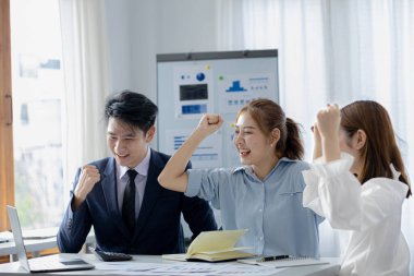 Başlangıç pazarlama ekibi toplantıları, rahat ve mutlu toplantılar, uygulama planlaması için beyin fırtınası oturumları, yeni nesiller tarafından yönetilme. Yeni bir şirket kurma fikri.