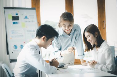 Şirket kurma odası, kadın yöneticilerin toplantıları, pazarlama planlama toplantıları satışları arttırmak ve daha fazla şirket büyümesi için müşteri gruplarını genişletmek. Girişim şirketinin yönetim kavramı