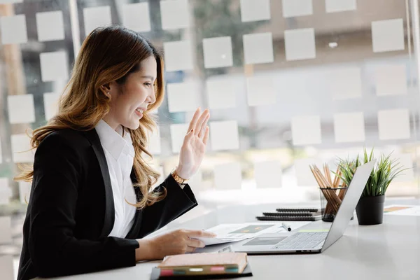 Beautiful Asian Businesswoman Sitting Her Private Office She Talking Her — Stock fotografie