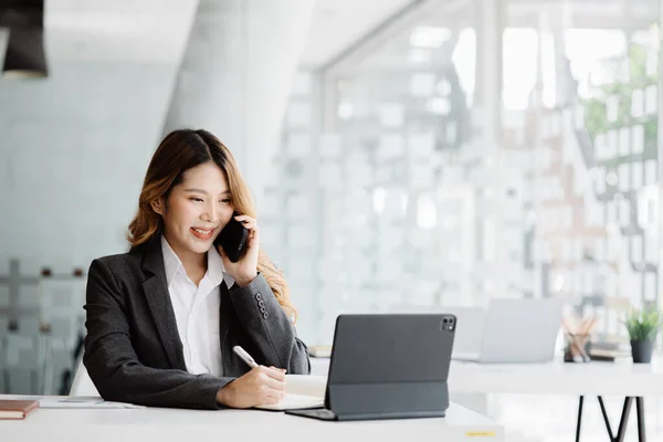 Asian Woman Talking Phone She Salesperson Startup Company She Calling — Stock fotografie