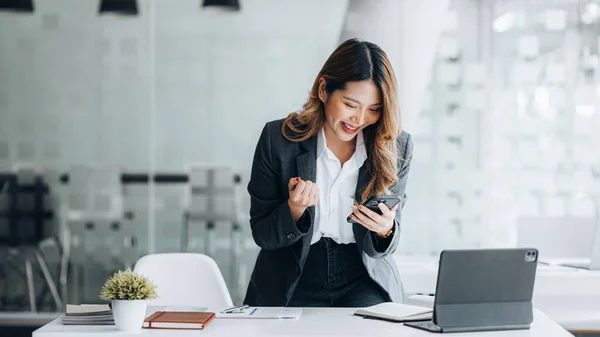 Woman Gesturing Looking Mobilephone Screen Businesswoman Checking Company Monthly Sales — Stockfoto