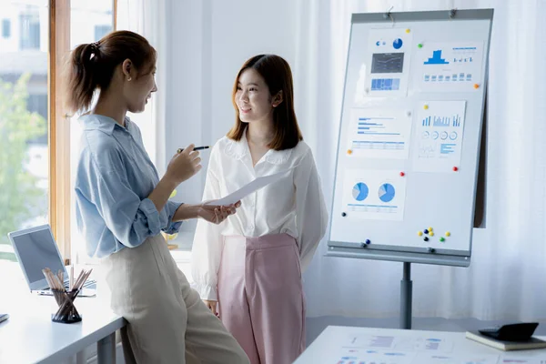 Two Asian Women Working Together Consulting Brainstorming Analyze Data Devise — Stok fotoğraf