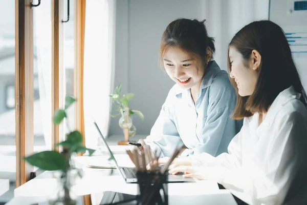 Two Asian Women Working Together Consulting Brainstorming Analyze Data Devise — Foto de Stock