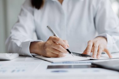 İş kadını mali belgeleri kontrol ediyor, bir şirket kuruyor, şirketin finans departmanı tarafından hazırlanan mali özetini kontrol ediyor. Girişim şirketinin yönetim kavramı.