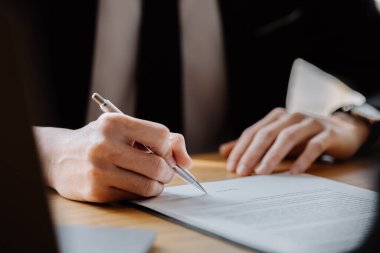 Müşteri, zimmete para geçirme davasında danışmanlık yapan bir avukatı dinliyordu. Davalı aleyhinde dava açmak için davanın detaylarını ve delil toplamayı anlatıyordu. Dava açma kavramı..