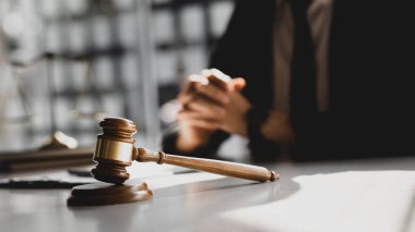 Hakimin çekici masaya konur, avukat kavramı sanığın davayı kazanmak ya da yasalara uygun olarak en büyük faydayı elde etmek için müvekkilini savunduğunu varsayar..
