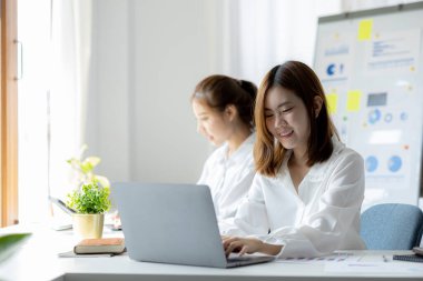 Girişim şirketinin atmosferinde, bir bayan çalışan ofiste oturuyor, satış bölümünde oturuyor ve müdüre rapor vermek için aylık satış özeti hazırlıyor..