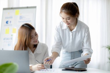 Beyaz kağıtları inceleyen ve konuşan iki kadın, beyin fırtınası ve planlama yapan iki iş kadını, bir şirket kurmak için ortaklık kuruyorlar. Girişim şirketinin yönetimi.