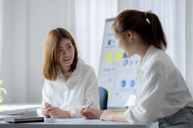 Beyaz kağıtları inceleyen ve konuşan iki kadın, beyin fırtınası ve planlama yapan iki iş kadını, bir şirket kurmak için ortaklık kuruyorlar. Girişim şirketinin yönetimi.