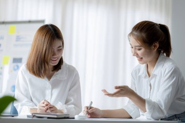 Beyaz kağıtları inceleyen ve konuşan iki kadın, beyin fırtınası ve planlama yapan iki iş kadını, bir şirket kurmak için ortaklık kuruyorlar. Girişim şirketinin yönetimi.
