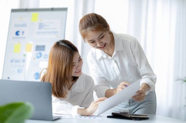 Beyaz kağıtları inceleyen ve konuşan iki kadın, beyin fırtınası ve planlama yapan iki iş kadını, bir şirket kurmak için ortaklık kuruyorlar. Girişim şirketinin yönetimi.