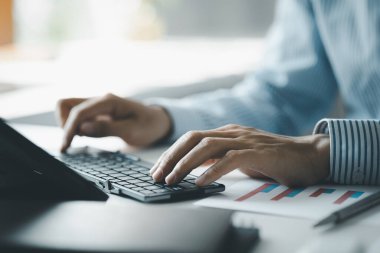 Finansal verileri, kripto para birimleri dünyasındaki iş büyümesini ve mevcut küresel ekonomiyi savaş ve dengesizlikle izlemek için ellerinizi klavyenin üzerine koyun. Finans ve yatırım kavramları.
