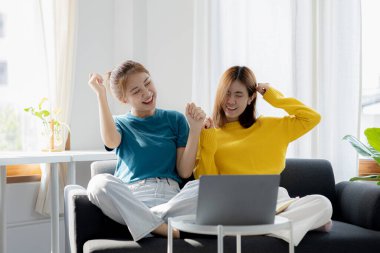 İki kadın oturma odasındaydı, laptoplarındaki bilgilere baktıktan sonra çok mutlu oldular, tatillerini birlikte film izleyerek ve müzik dinleyerek geçirdiler..