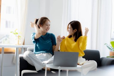 İki kadın oturma odasındaydı, laptoplarındaki bilgilere baktıktan sonra çok mutlu oldular, tatillerini birlikte film izleyerek ve müzik dinleyerek geçirdiler..