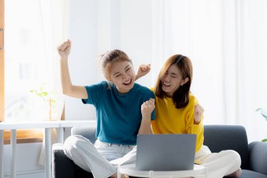 İki kadın oturma odasındaydı, laptoplarındaki bilgilere baktıktan sonra çok mutlu oldular, tatillerini birlikte film izleyerek ve müzik dinleyerek geçirdiler..