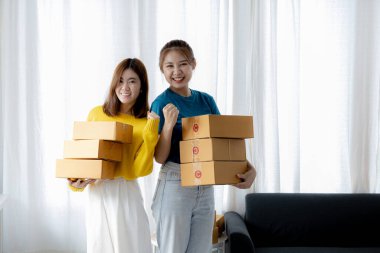 Web sitesindeki bir internet mağazasının iki sahibi, internet sitesinden gelen siparişler doğrultusunda müşterilere gönderilecek paketler hazırlıyor, bilgileri kontrol ediyor ve müşterilere teslimat için hazırlanıyorlar..