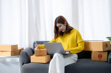 Web sitesindeki çevrimiçi mağazanın sahibi, müşterilere gönderilecek paketleri web sitesinden gelen emirlere göre hazırlıyor, bilgiyi kontrol ediyor ve malları teslim etmeye hazırlanıyor