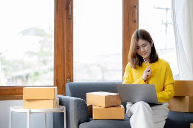 Web sitesindeki çevrimiçi mağazanın sahibi, müşterilere gönderilecek paketleri web sitesinden gelen emirlere göre hazırlıyor, bilgiyi kontrol ediyor ve malları teslim etmeye hazırlanıyor