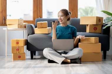 Web sitesindeki çevrimiçi mağazanın sahibi, müşterilere gönderilecek paketleri web sitesinden gelen emirlere göre hazırlıyor, bilgiyi kontrol ediyor ve malları teslim etmeye hazırlanıyor