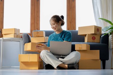 Web sitesindeki çevrimiçi mağazanın sahibi, müşterilere gönderilecek paketleri web sitesinden gelen emirlere göre hazırlıyor, bilgiyi kontrol ediyor ve malları teslim etmeye hazırlanıyor