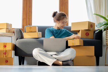 Web sitesindeki çevrimiçi mağazanın sahibi, müşterilere gönderilecek paketleri web sitesinden gelen emirlere göre hazırlıyor, bilgiyi kontrol ediyor ve malları teslim etmeye hazırlanıyor