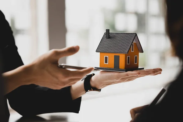 Real Estate Salesman Holding Model Small House Introduce Customers Sample — Zdjęcie stockowe