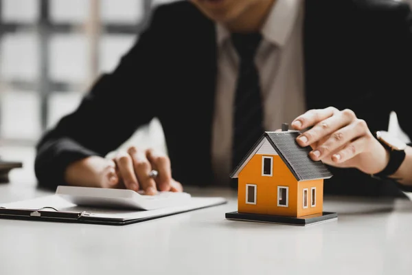 Orange Mini House Model Housing Project Salesperson Calculates Price Explains — ストック写真