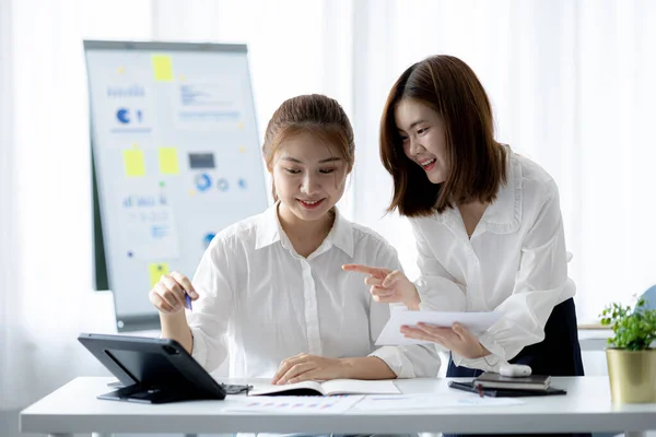 Atmosphere Office Startup Company Two Female Employees Discussing Brainstorming Ideas — Foto Stock