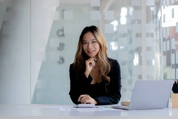 Beautiful Asian Woman Businesswoman Who Leads New Generation Startups Woman — стокове фото