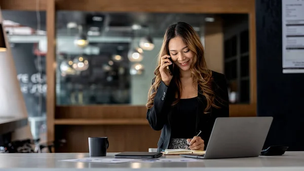 Asian Woman Talking Phone She Salesperson Startup Company She Calling — Stockfoto