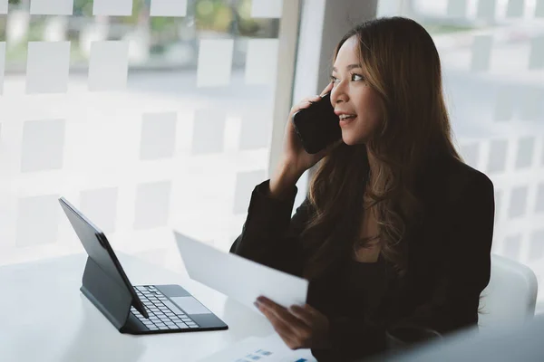 Asian Woman Talking Phone She Salesperson Startup Company She Calling — Stockfoto