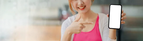 亚洲妇女手持白屏手机站在前方 智能手机空白屏幕用于广告 智能手机应用程序 图片拼贴广告的构思 复制空间 — 图库照片