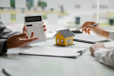 Emlakçılar, konut modellerini müşterilere ayrıntılı bir şekilde anlatma, evler ve satın alma kredileri hakkında bilgi verme ve sunma konularında açıklar. Gayrimenkul ticareti.