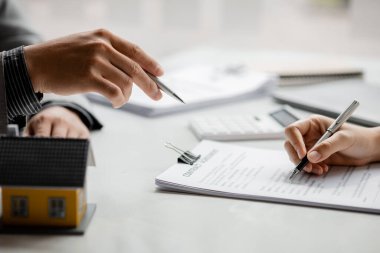 Emlakçılar, konut modellerini müşterilere ayrıntılı bir şekilde anlatma, evler ve satın alma kredileri hakkında bilgi verme ve sunma konularında açıklar. Gayrimenkul ticareti.