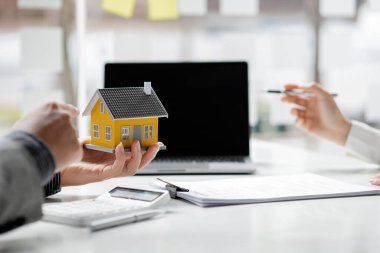 Emlakçılar, konut modellerini müşterilere ayrıntılı bir şekilde anlatma, evler ve satın alma kredileri hakkında bilgi verme ve sunma konularında açıklar. Gayrimenkul ticareti.