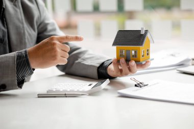 Emlakçılar, konut modellerini müşterilere ayrıntılı bir şekilde anlatma, evler ve satın alma kredileri hakkında bilgi verme ve sunma konularında açıklar. Gayrimenkul ticareti.