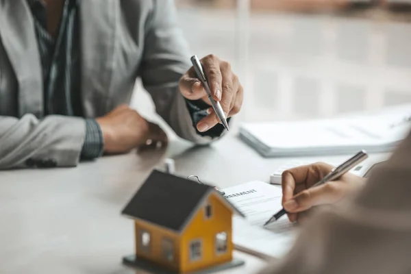 Ein Mitarbeiter Des Vermietungsunternehmens Berechnet Die Kosten Für Den Kunden — Stockfoto