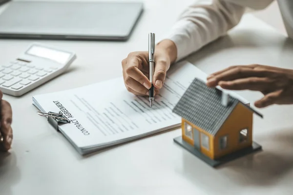 Ein Mitarbeiter Des Vermietungsunternehmens Berechnet Die Kosten Für Den Kunden — Stockfoto