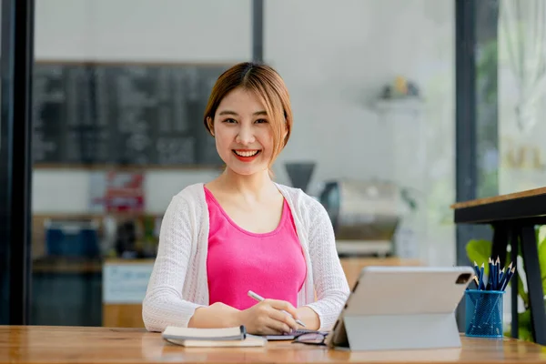 美しいアジアの女性は オンラインで勉強するためにラップトップを使用して 彼女はオンラインで勉強しています 教室での発生を防ぐために Covid 19の流行によるオンライン学習の概念 — ストック写真