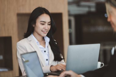 Ofiste çalışan Asyalı kadınlar, işletme yöneticisi olarak genç Asyalı iş kadınları, kurucu ve işletme yöneticileri, genç kadın iş adamları. Girişim iş konsepti.