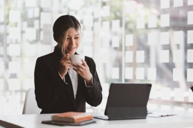 Güzel Asyalı kadın, yeni nesil girişimlere önderlik eden bir iş kadını, iş dünyasında güven ve istikrar oluşturmak için bir iş planı yürüten ve yöneten bir kadın, kadın güdümlü iş konsepti..