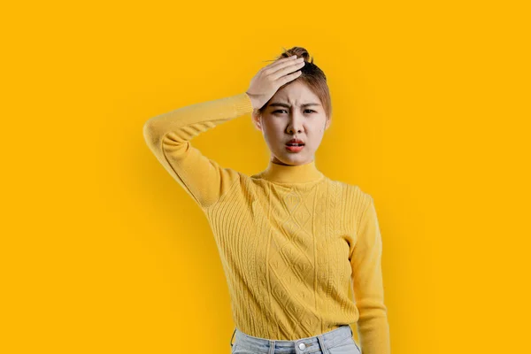 Asyalı Güzel Bir Kadının Portresi Sarı Tişörtlü Gergin Yüzlü Reklam — Stok fotoğraf