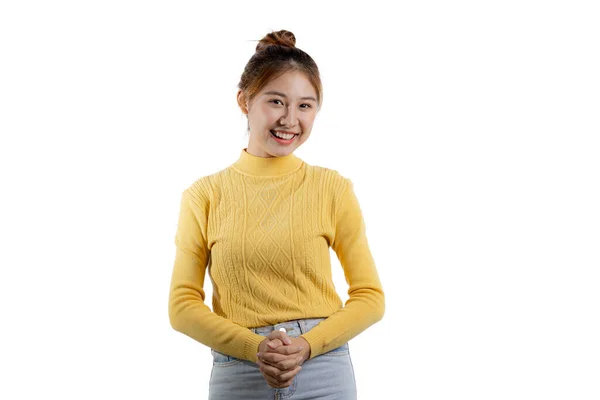 一个穿着黄色衬衫的美丽的亚洲女人的画像 快乐地站在那里 用于广告和标志的肖像概念 在空白的背景上隔离 复制空间 — 图库照片
